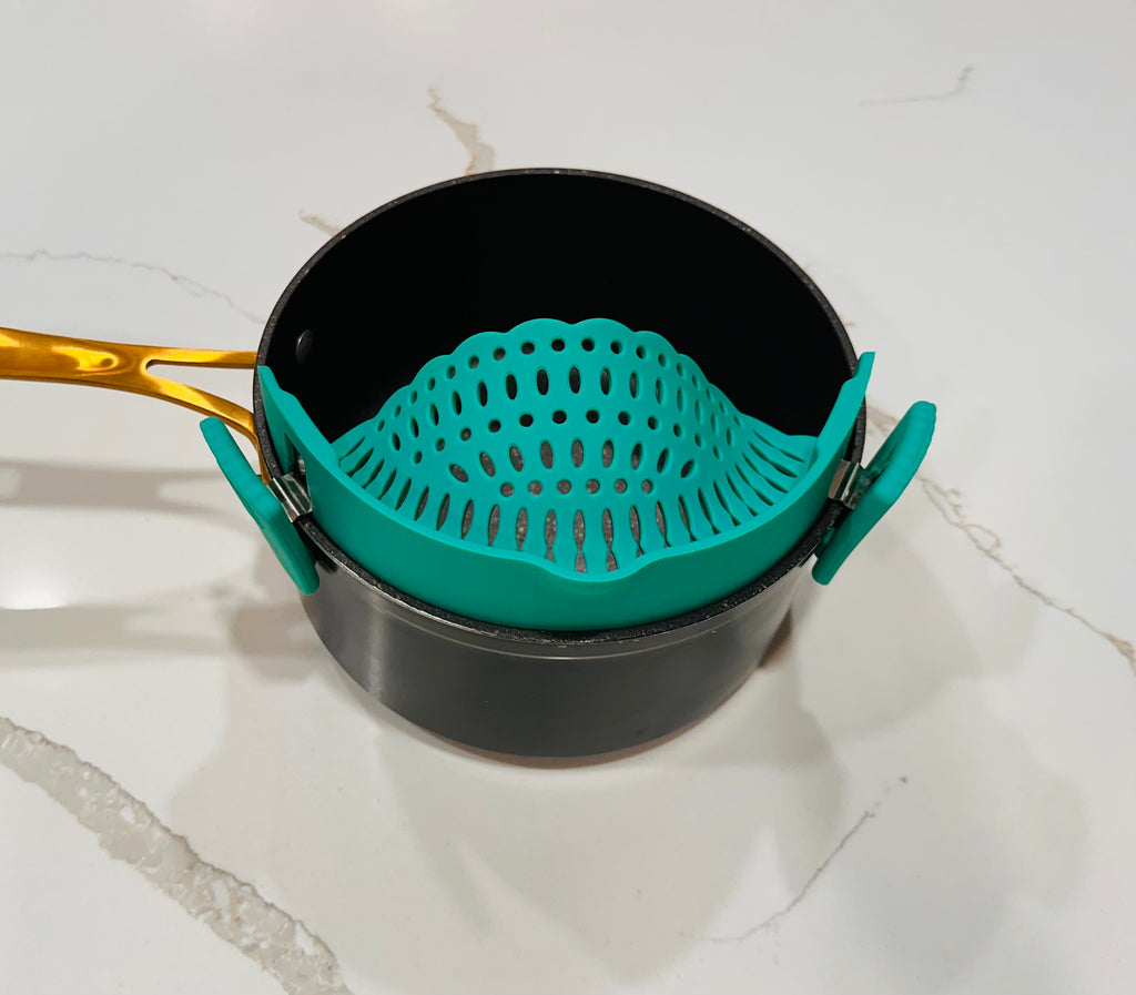Set of 2 All-in-one silicone pot strainers and set of mini oven mitts
