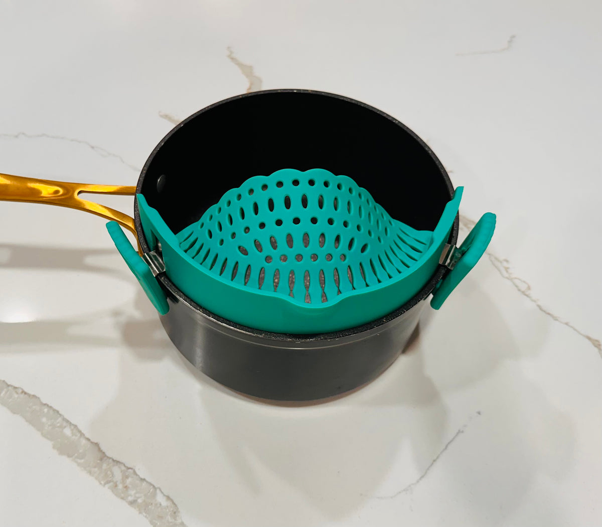 Set of 2 All-in-one silicone pot strainers and set of mini oven mitts