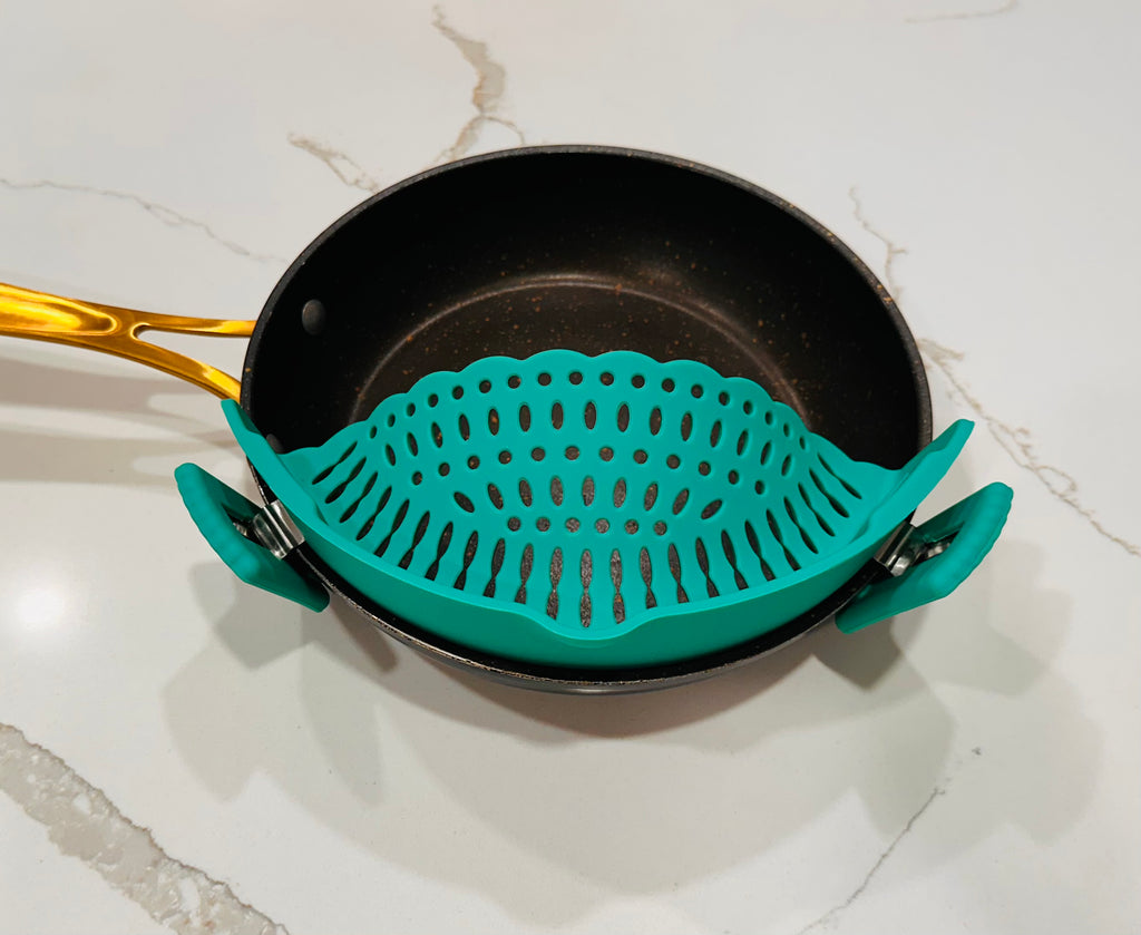 Set of 2 All-in-one silicone pot strainers and set of mini oven mitts