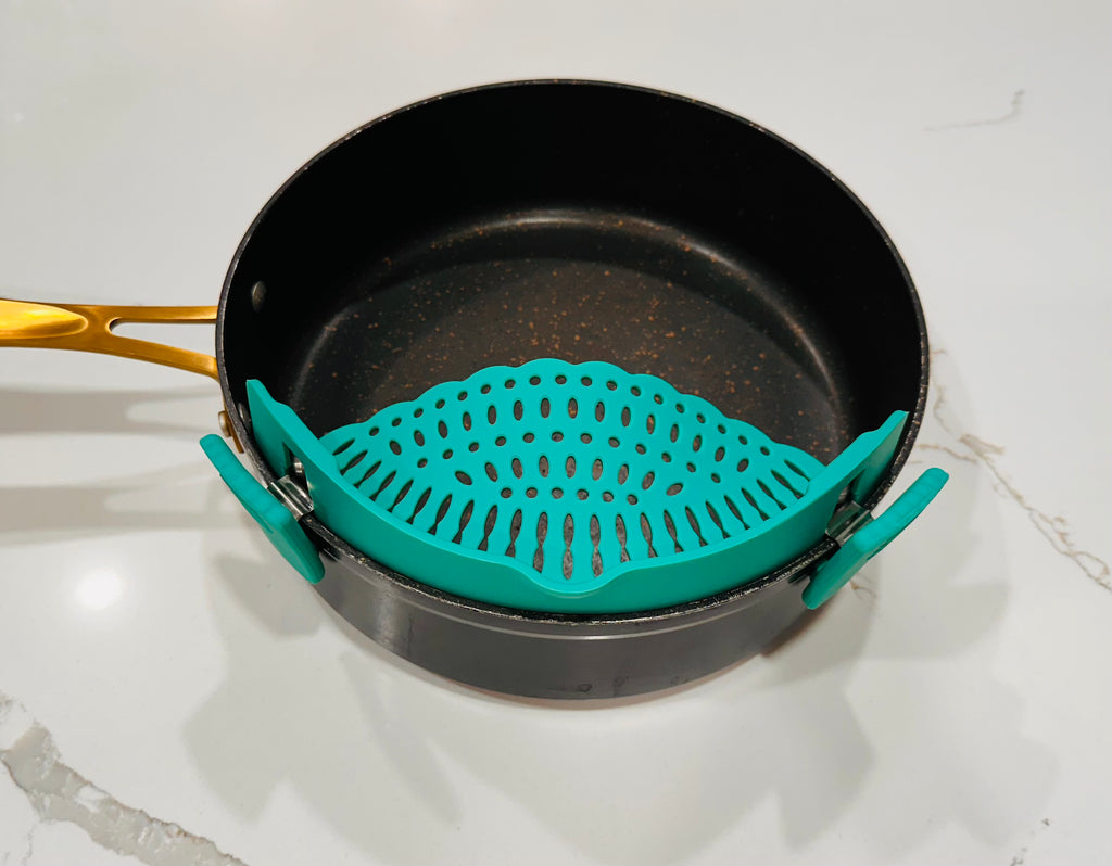 Set of 2 All-in-one silicone pot strainers and set of mini oven mitts