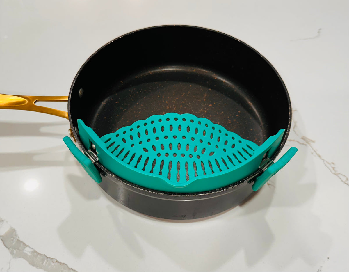 Set of 2 All-in-one silicone pot strainers and set of mini oven mitts