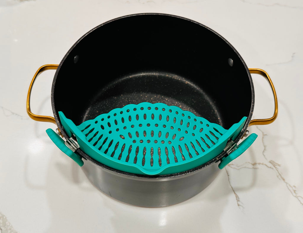 Set of 2 All-in-one silicone pot strainers and set of mini oven mitts
