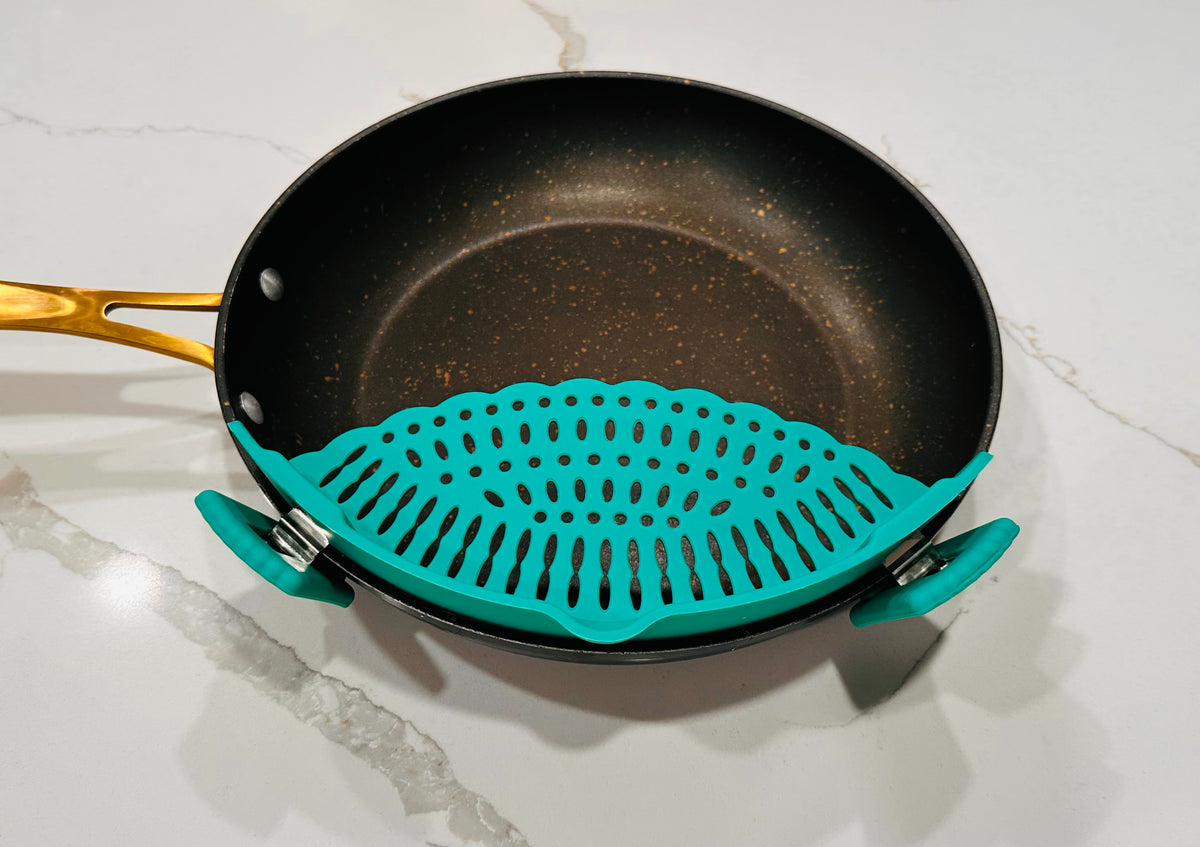 Set of 2 All-in-one silicone pot strainers and set of mini oven mitts