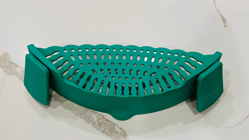 Set of 2 All-in-one silicone pot strainers and set of mini oven mitts