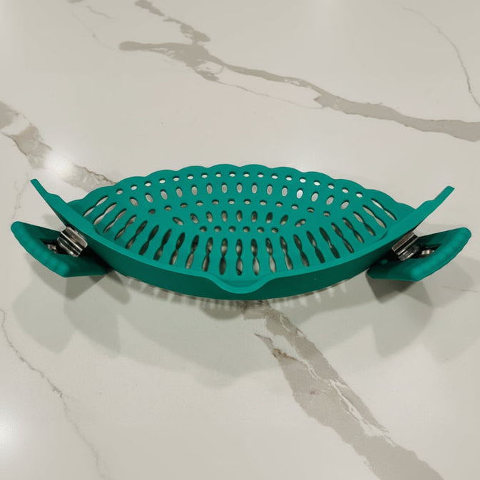 Set of 2 All-in-one silicone pot strainers and set of mini oven mitts